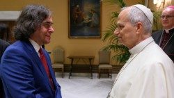 Papa Leone XIV e Mircea Cărtărescu all'udienza con gli scrittori per i cento anni della Libreria Editrice Vaticana ©Vatican Media