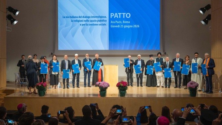 Sul palco i responsabili delle religioni che sono in Italia dopo la sottoscrizione del Patto 'la via italiana del dialogo interreligioso’ (copyright: Siciliani-Gennari/CEI)