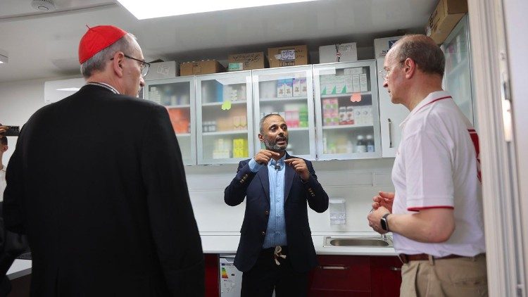 Blotz  (rechts) und Kardinal Pizzaballa (links, von hinten) in der neuen Klinik im Gazastreifen(LPJ-Latin Patriarchate of Jerusalem)