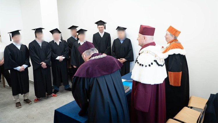 Narapidana meraih gelar sarjana di Universitas Katolik Lublin