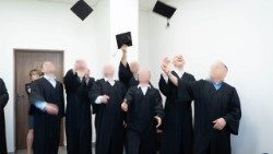 Detentos obtêm o diploma de graduação na Universidade Católica de Lublin.