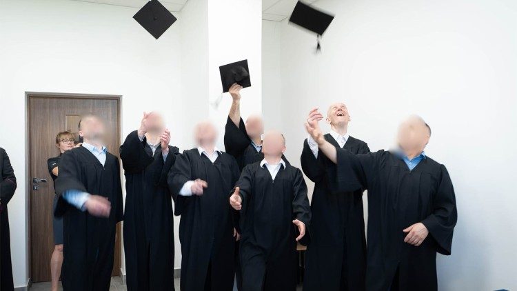Detentos obtêm o diploma de graduação na Universidade Católica de Lublin.