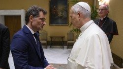 Daniele Mencarelli con Leone XIV all'udienza del Papa con gli scrittori per i cento anni della Libreria Editrice Vaticana