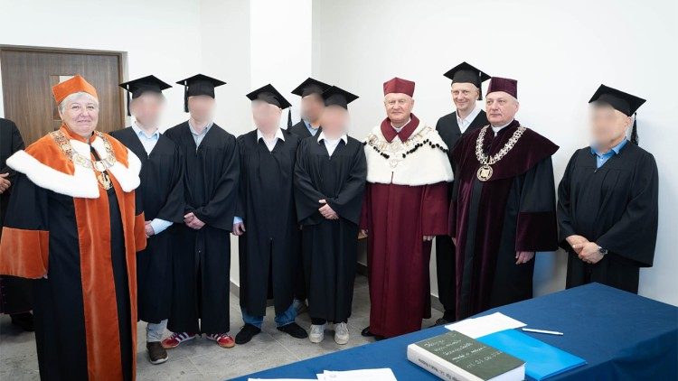 Detentos obt&ecirc;m o diploma de gradua&ccedil;&atilde;o na Universidade Cat&oacute;lica de Lublin
