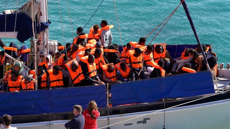 Desembarque en el muelle de la Virgencita en Lampedusa