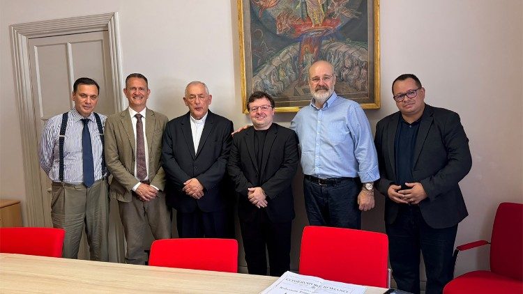 Encontro no Dicast&eacute;rio para a Comunica&ccedil;&atilde;o: Andrea Monda (diretor do L’Osservatore Romano), Massimiliano Menighett (vice-diretor editorial R&aacute;dio Vaticano – Vatican News), Dom Alberto Taveira, Jo&atilde;o Addario, Diretor-Geral da Rede Nazar&eacute; de Comunica&ccedil;&atilde;o, Silvonei Jos&eacute; (Respons&aacute;vel R&aacute;dio Vaticano – Vatican News – Brasil), Alan Monteiro, (Assessor de Comunica&ccedil;&atilde;o da Arquidiocese de Bel&eacute;m) 