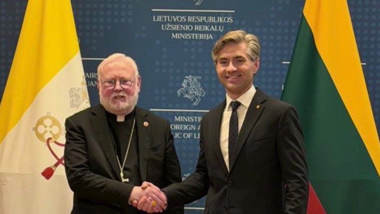 Monsignor Gallagher e l'attuale Ministro degli Affari Esteri della Lituania, Kęstutis Budrys.