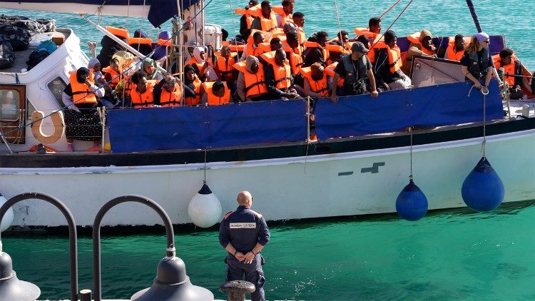 Migran yang diselamatkan tiba di Lampedusa