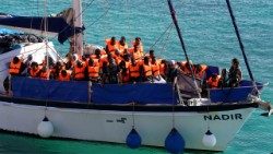 A chegada de um grupo de migrantes à ilha de Lampedusa