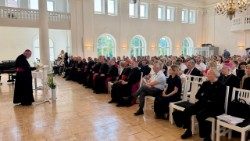 L'arcivescovo Paul Richard Gallagher tiene la sua conferenza presso la Curia Arcivescovile di Kaunas, in Lituania.