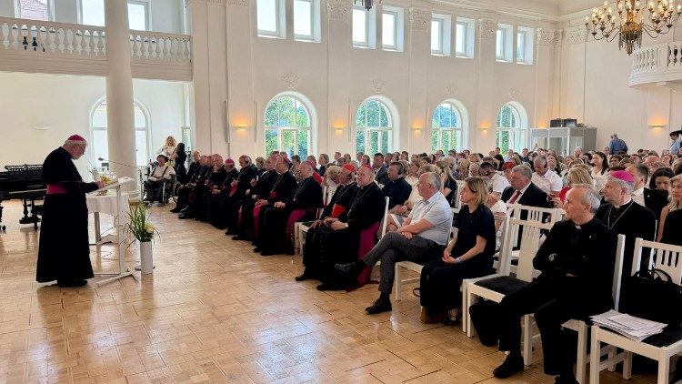 L'arcivescovo Paul Richard Gallagher tiene la sua conferenza presso la Curia Arcivescovile di Kaunas, in Lituania. 