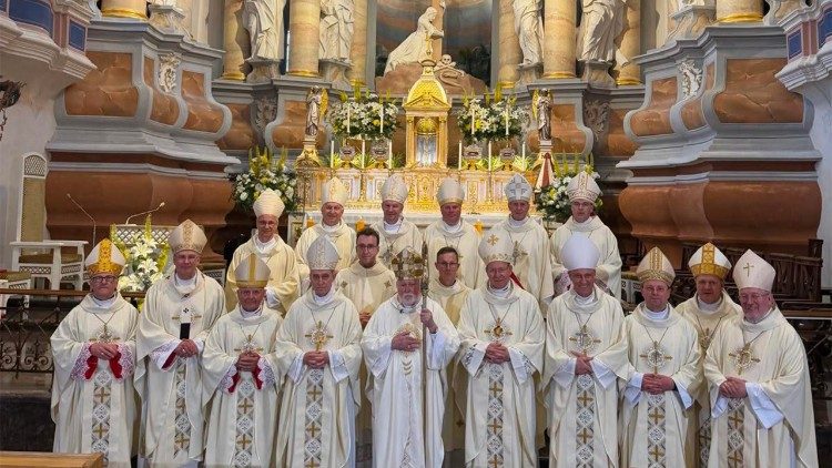Gallagher nella cattedrale di Kaunas