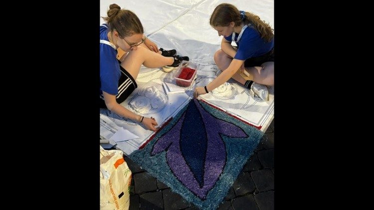 Volunteers preparing the "infiorata" on the evening of June 28th ©️Peter Dückers