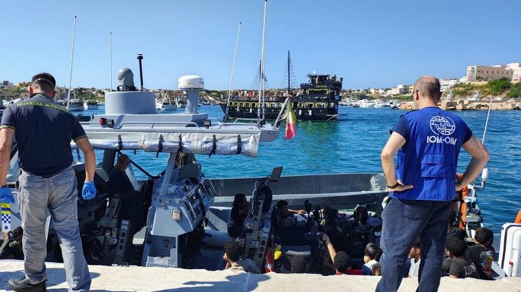 Staff IOM di Dermaga Lampedusa