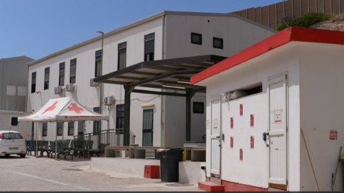 Dentro l'hotspot di Lampedusa, con gli occhi dei migranti 