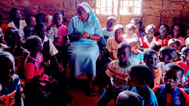 Irm&atilde; Philomena durante com alunos de uma escola local