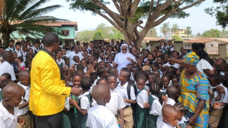 As religiosas com as crian&ccedil;as da escola local