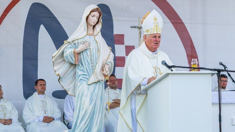 Biskup Vlado Košić propovijeda na misi prvog dana Mladifesta (Foto: Stjepan Vego)