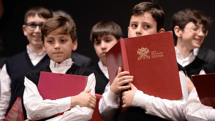 29 "Meninos Cantores", os "Pueri Cantores" fazem parte do coro que viaja ao Brasil