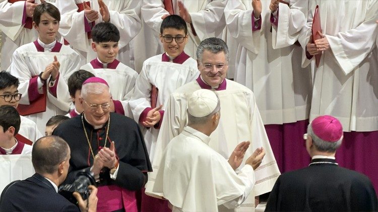Mons. Pavan &agrave; frente dos "Meninos Cantores" por ocasi&atilde;o de celebra&ccedil;&atilde;o com o Papa Le&atilde;o XIV