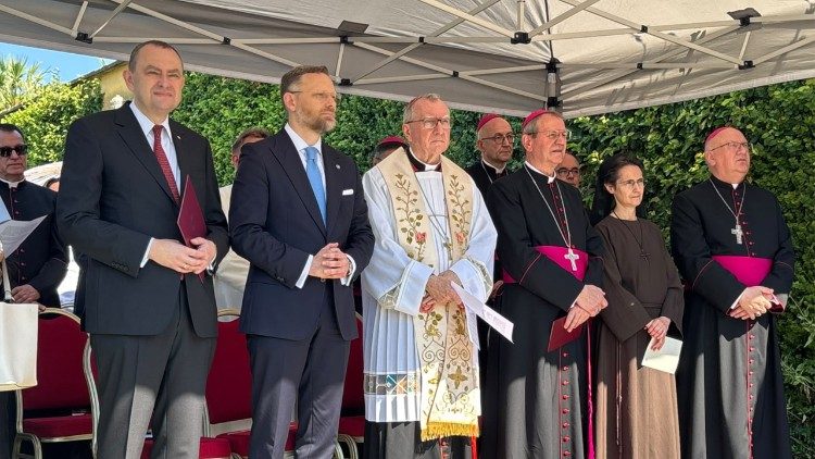 Uroczystość odsłonięcia mozaiki Matki Bożej Gietrzwałdzkiej w Ogrodach Watykańskich 