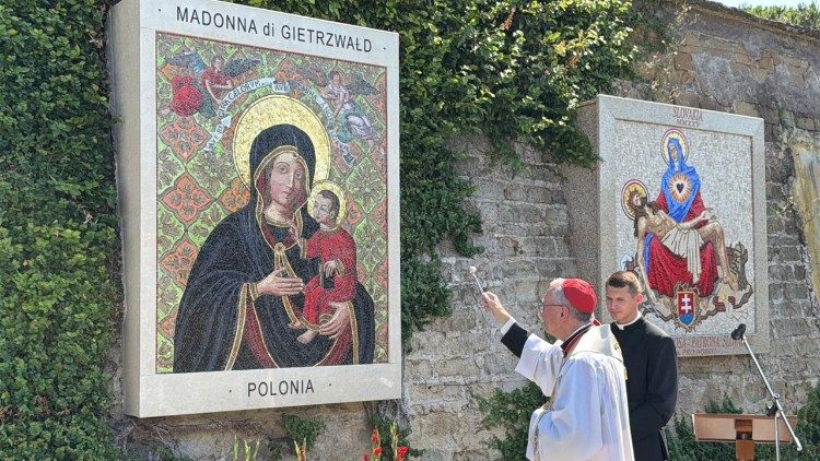 Kardināls Parolins svētī Dievmātes mozaīku