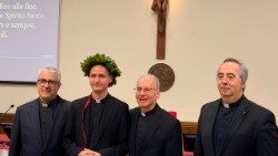 Kňaz P. Olas po obhajobe. V Taliansku je zvykom, že absolventi prijímajú vavrínový veniec.