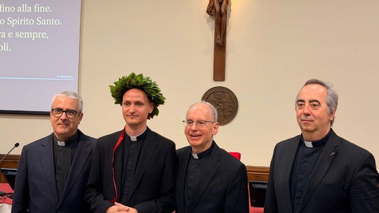 Kňaz P. Olas po obhajobe. V Taliansku je zvykom, že absolventi prijímajú vavrínový veniec.