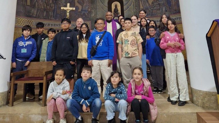 Le p&egrave;re Paulin Neme, et les jeunes de la paroisse Mare de D&eacute;u del Coll, &agrave; Barcelone.