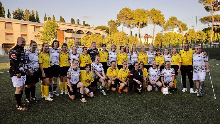 Gruppenfoto der vatikanischen und deutschen Frauenmannschaften