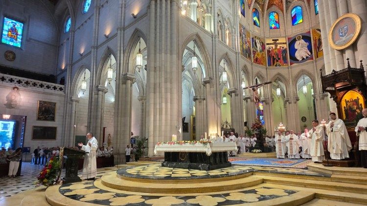 A Celebra&ccedil;&atilde;o Eucar&iacute;stica na Catedral de Almudena