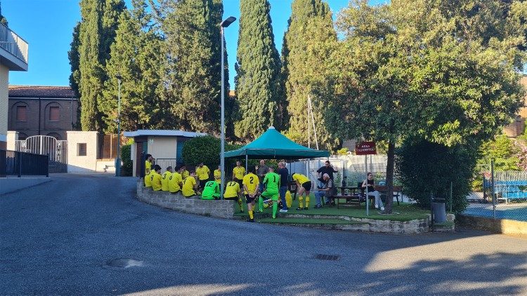 Die vatikanische M&auml;nner-Nationalmannschaft bei einer Team-Besprechung