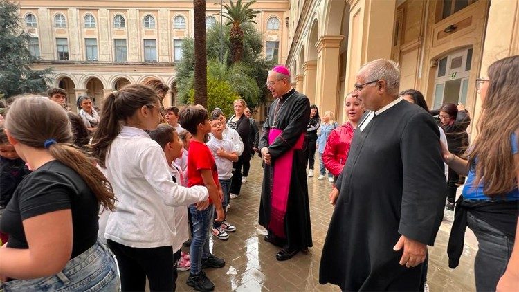 L'arcivescovo Caputo insieme ai ragazzi, alla festa dell'accoglienza al Centro Bartolo Longo, il 28 settembre 2022.