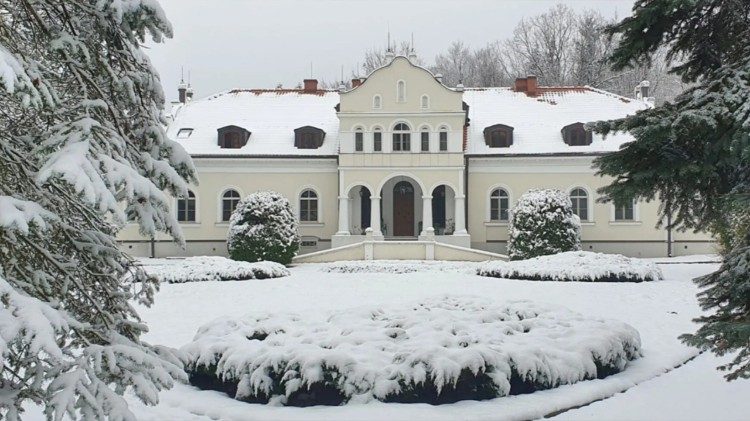 Ośrodek Formacyjny Dworek (woj. Mazowiecki) na r&oacute;żnych kursach w 2025 uczestniczyło ponad 2000 os&oacute;b.