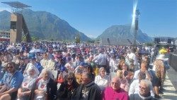 Uczestnicy Mszy Św. w Gemona z okazji 50. rocznicy trzęsienia ziemi 