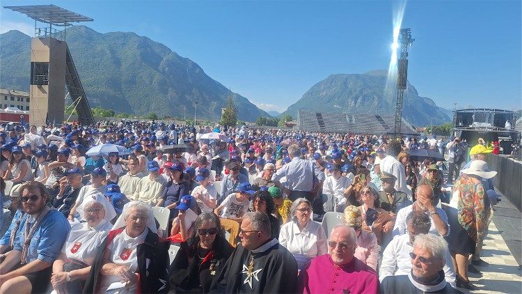 Uczestnicy Mszy Św. w Gemona z okazji 50. rocznicy trzęsienia ziemi 