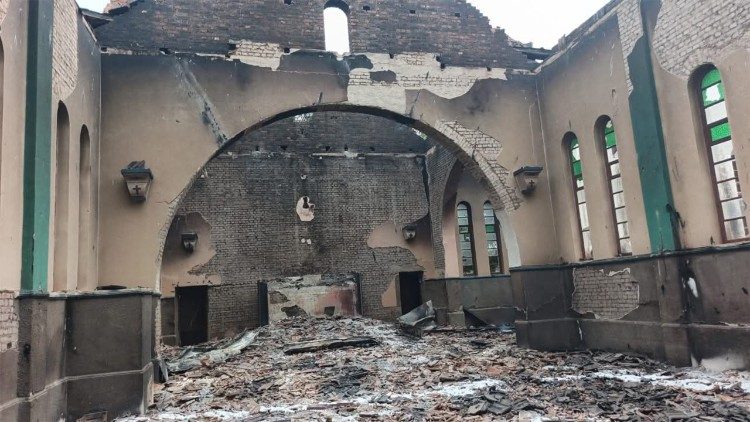 La chiesa di São Luis Maria de Monfort, Cabo Delgado, incendiata dai jihadisti