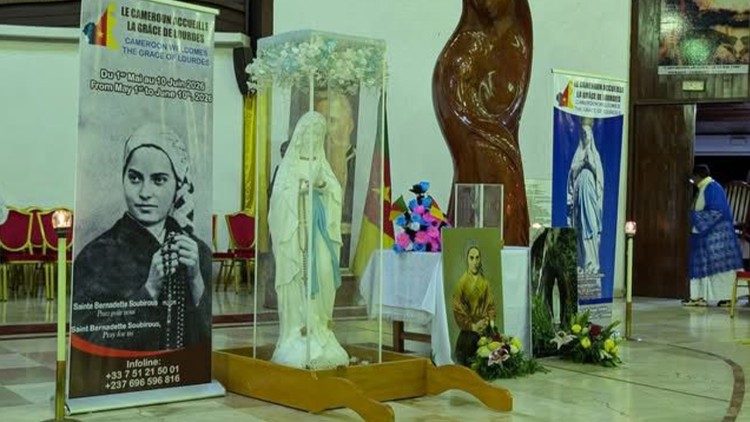 La Statue de Notre-Dame de Lourdes et les reliques de sainte Bernadette au pays pour 40 jours de pèlerinage.