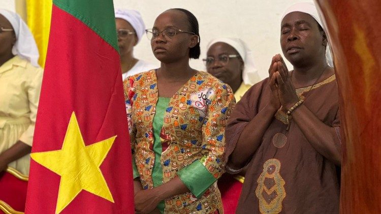 La Statue de Notre-Dame de Lourdes et les reliques de sainte Bernadette pour 40 jours de pri&egrave;re au Cameroun 