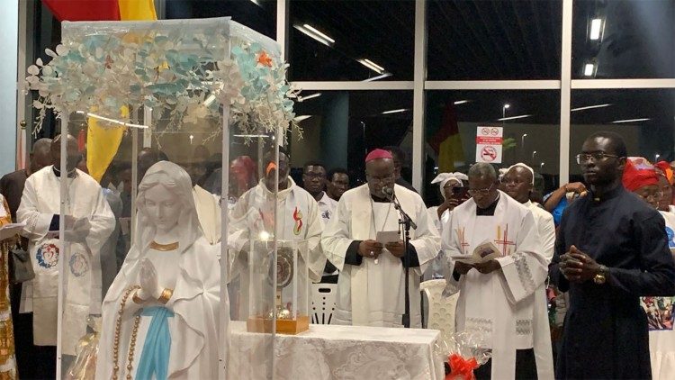 La Statue de Notre-Dame de Lourdes et les reliques de sainte Bernadette pour 40 jours de pri&egrave;re au Cameroun
