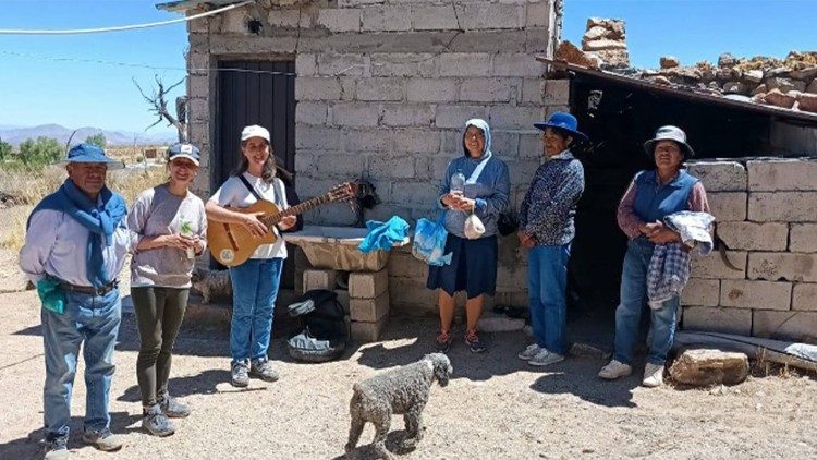 Visita alle famiglie per benedire le case, gli animali  della fattoria (lama, pecore, capre, asini e mucche), cos&igrave; come i campi coltivati a cipolle, fave, patate, aglio e quinoa. Foto: Mar&iacute;a Elena Galeano