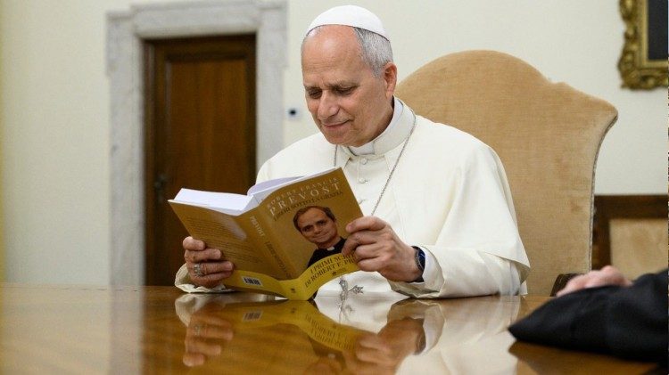 XIV. Leó a "Szabad a kegyelem hatására" című kötet egy példányával