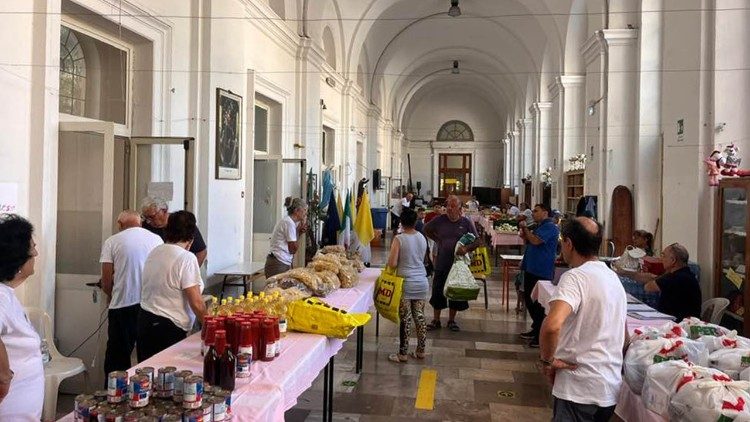 Una delle abituali distribuzioni di beni alimentari al Centro Bartolo Longo, presso il Santuario di Pompei.