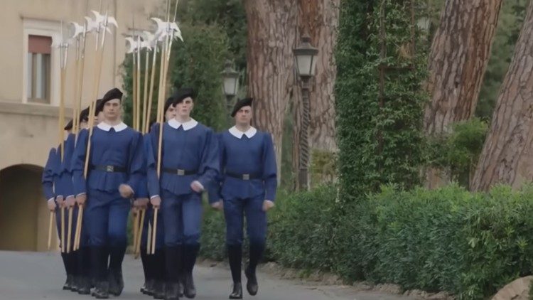 Guardia Svizzera Pontificia in uniforme di servizio blu.