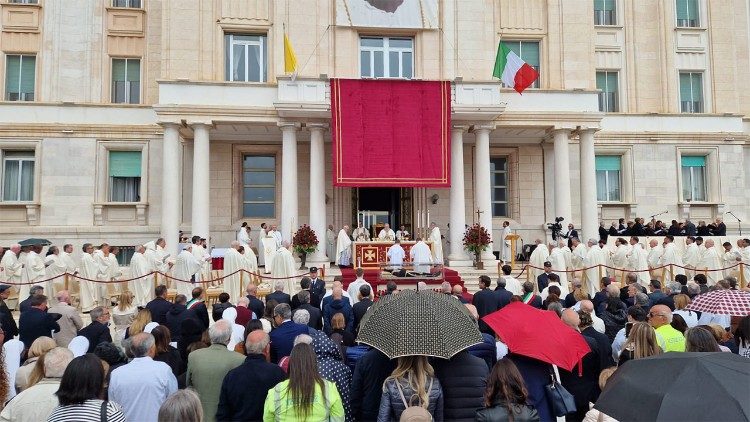 La celebrazione della Messa in occasione dei 70 anni dalla nascita dell'ospedale di San Giovanni Rotondo, fondata da Padre Pio