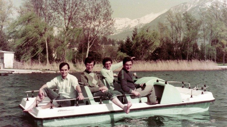 Robert Prevost con algunos compa&ntilde;eros durante un paseo en las afueras de Roma