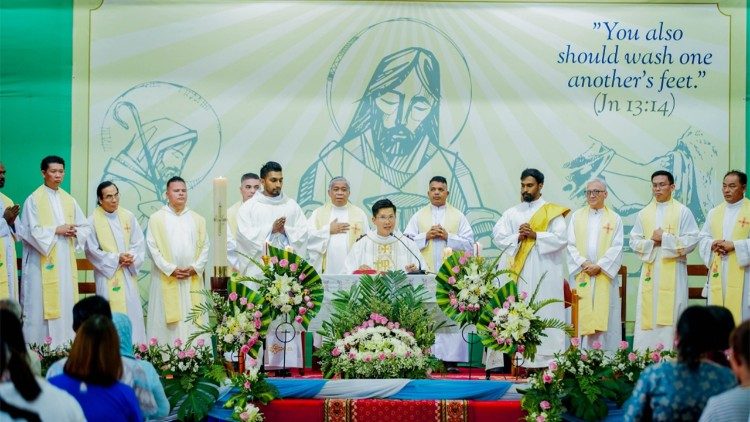குருத்துவத் திருநிலைப்பாட்டு நிகழ்வில் அருள்பணியாளர்கள் 