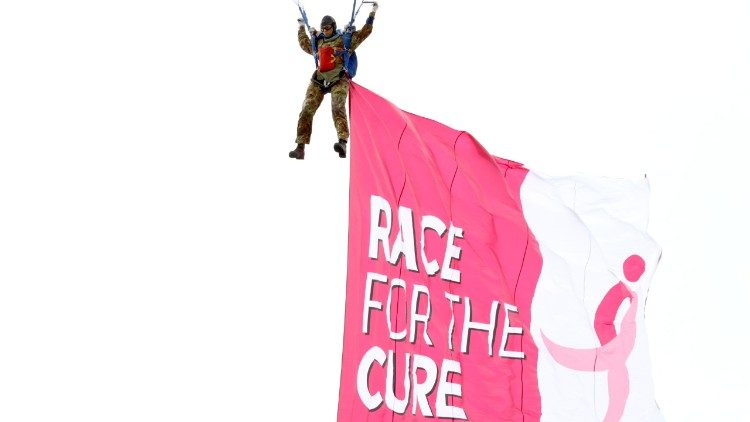 Atterraggio dei paracadutisti del Reparto Attività Sportive dell'Esercito Italiano in occasione della Race for the Cure 2025