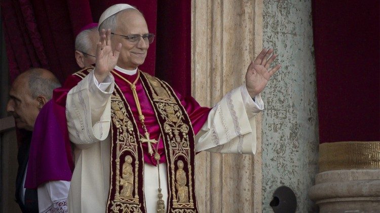 Il Papa, dopo l'elezione, affacciato dalla Loggia delle Benedizioni (8 maggio 2025)