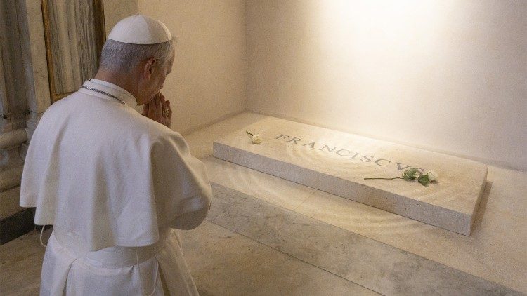 Leone XIV prega sulla tomba di San Francesco